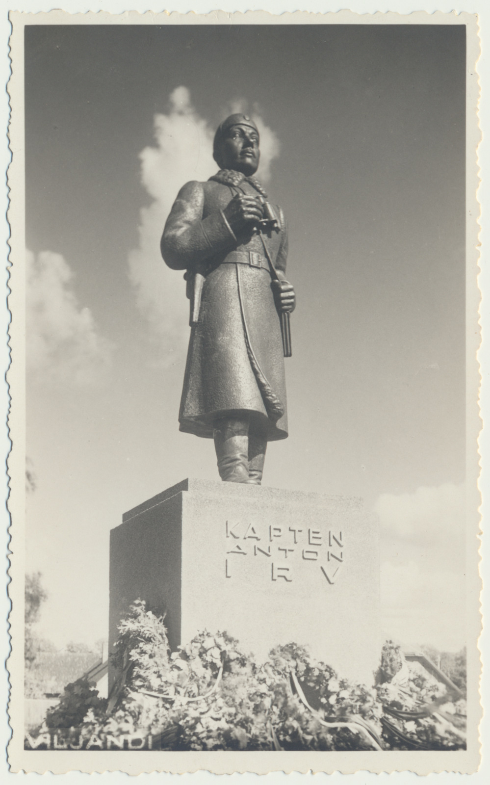foto, kapten Anton Irve mälestussammas, avamispäeval, 1933