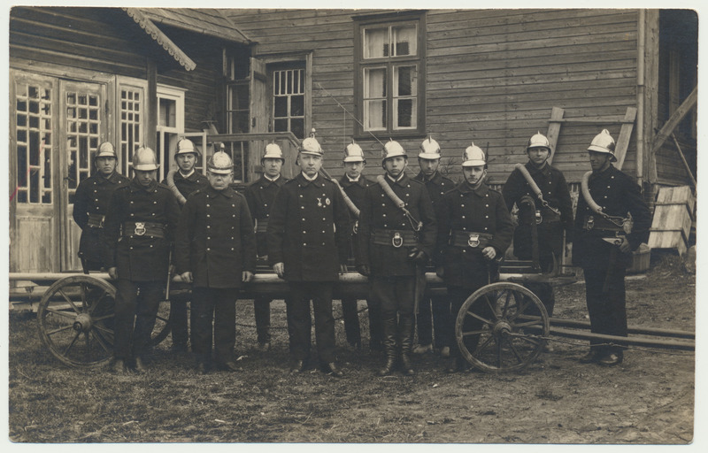foto, Viljandimaa, Suure-Jaani Vabatahtliku Tuletõrje ühingu liikmed, u 1920, foto H. Kuhlbusch