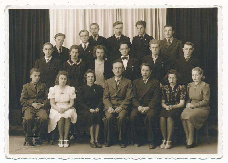 foto, Viljandi Maakonna Poeglaste Gümnaasium, lõpuklass?, 1. reas 5. J. Mager, u 1938, foto J. Riet