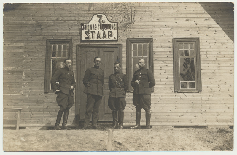 foto, 7. jalaväe rügemendi staap, ees 4 töötajat, u 1925, Võru?