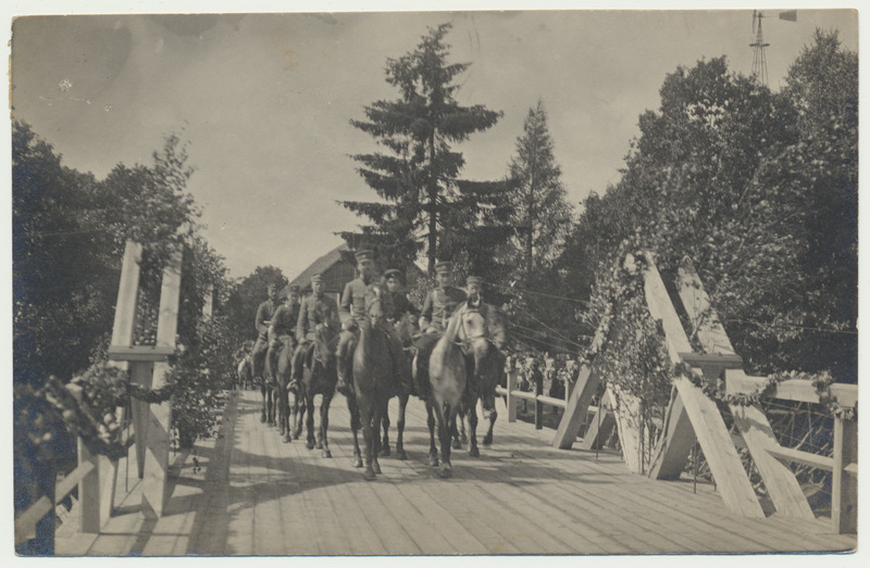 foto, asukoht?, hobustel sõjaväelased sillal, u 1925
