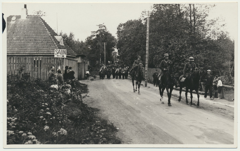 foto, asukoht?, sõjaväe kolonn, ees J. Junkur hobusel, u 1930