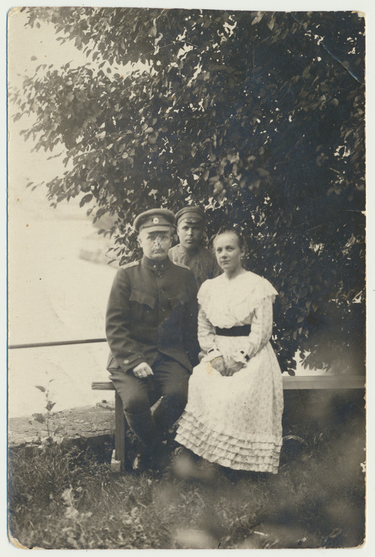 foto, kindralmajor T. Rotberg abikaasa ja käskjalaga, 1919