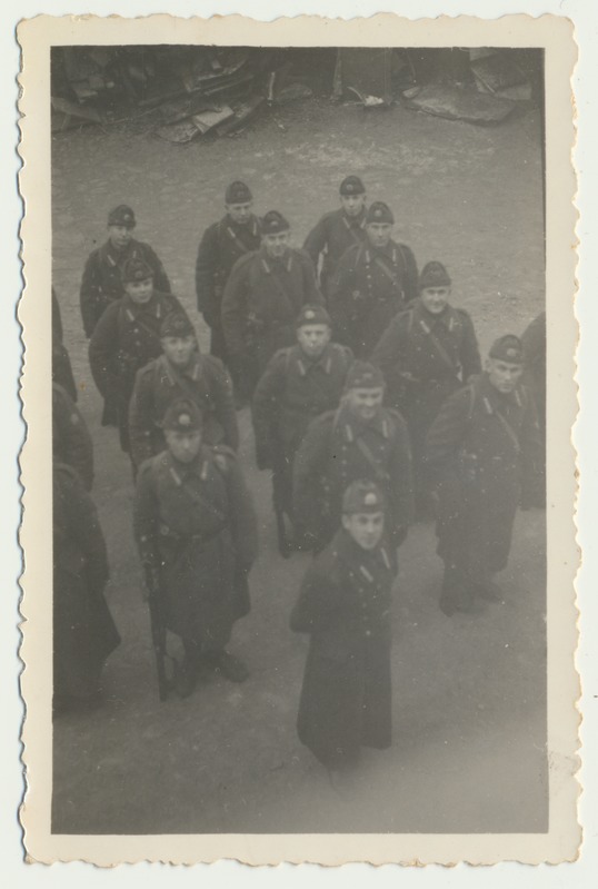 foto, Viljandi, Tallinna tn 20, Sakala Partisanide Pataljon, rivistus kasarmu õuel, 1939