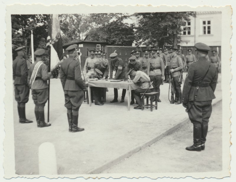 foto, Viljandi, Tallinna tn 16,18, Sakala Partisanide Pataljon, vandetõotusele allakirjutamine, u 1939
