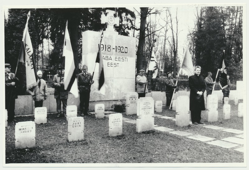 foto, Viljandi, Sakala Partisanide Pataljoni mälestustahvli taasavamine, 26.04.1992, foto L. Kadalipp