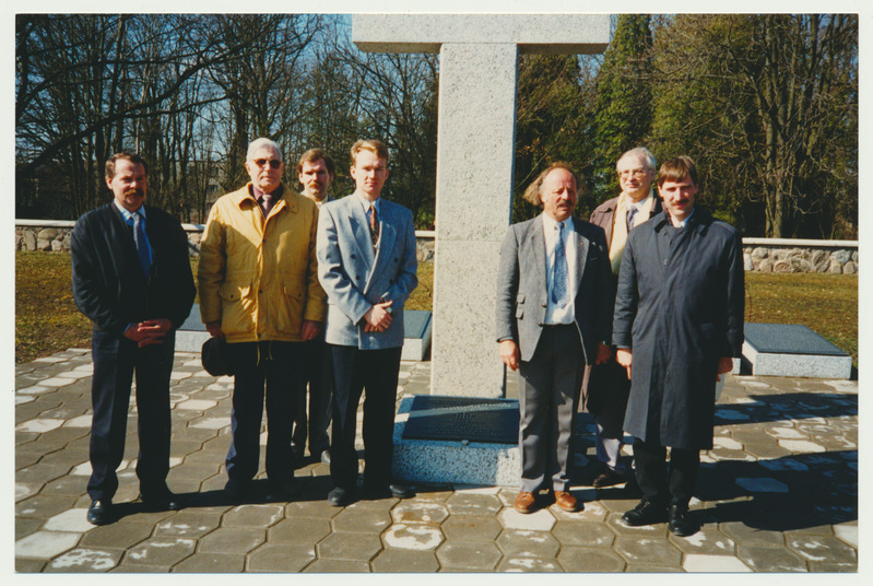 värvifoto, Viljandi, Saksa sõdurite kalmistu, Saksa sõjahaudade Hoolde Rahvaliidu esindajad, 1994