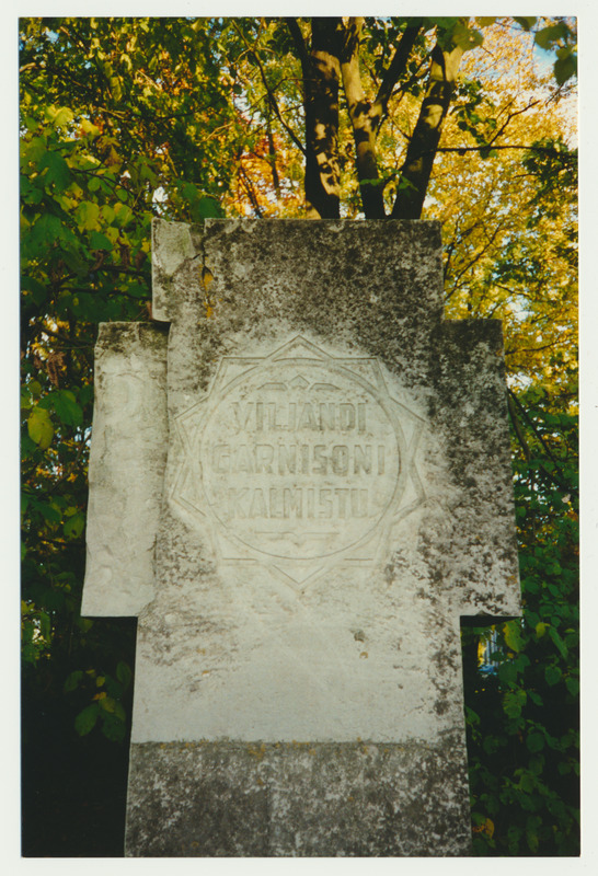 värvifoto, Viljandi, Garnisoni kalmistu, 1993, foto J. Pihlak