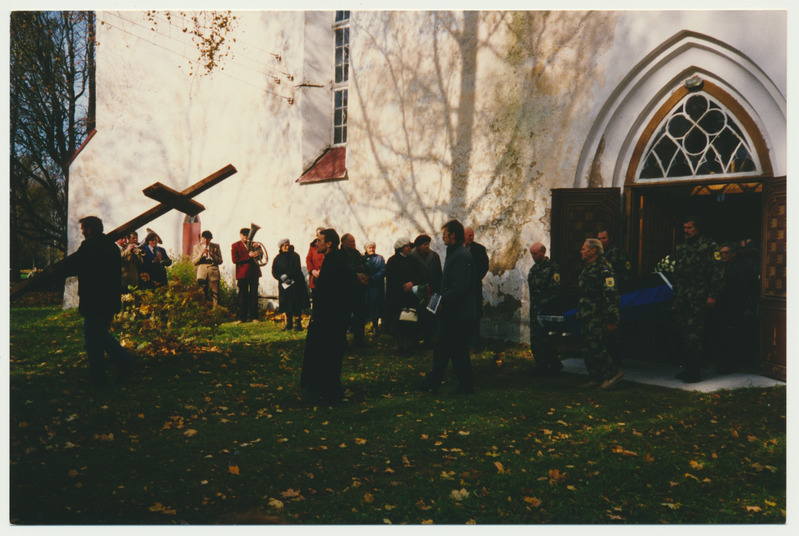 värvifoto, Viljandimaa, Paistu, metsavendade ümbermatmine kirikaeda, 1993, foto J. Pihlak