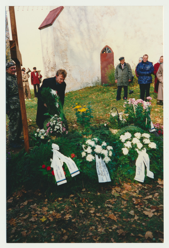 värvifoto, Viljandimaa, Paistu, metsavendade ümbermatmine kirikaeda, 1993, foto J. Pihlak