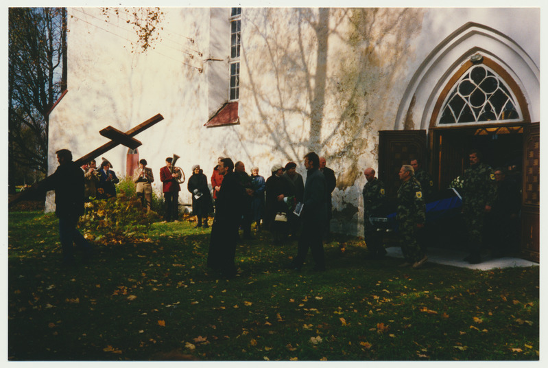 värvifoto, Viljandimaa, Paistu, metsavendade ümbermatmine kirikaeda, 1993, foto J. Pihlak