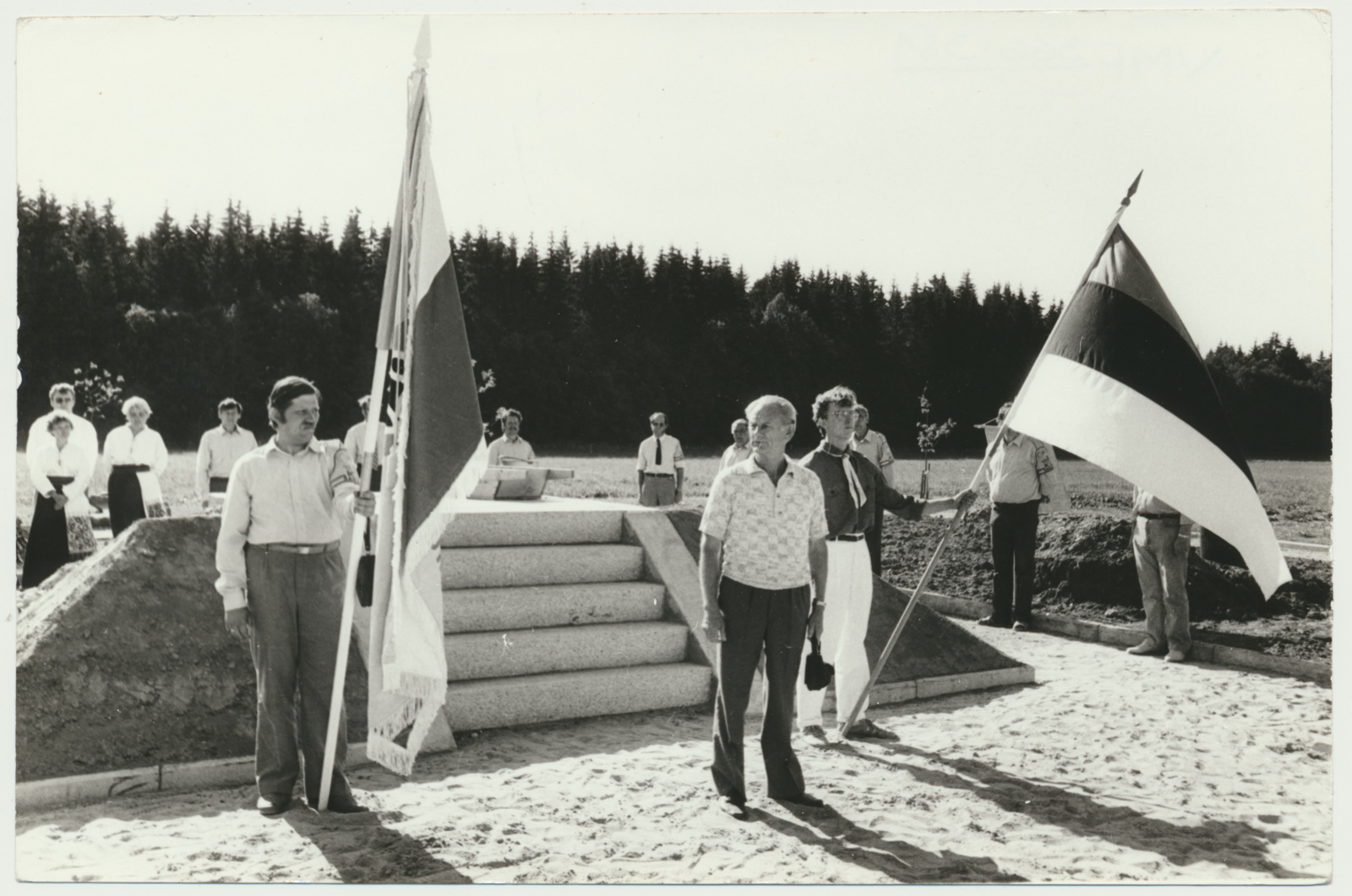 foto, Viljandimaa, Vardja küla, J. Laidoneri sünnikoha tähise nurgakivi panek, 1990, foto L. Kadalipp