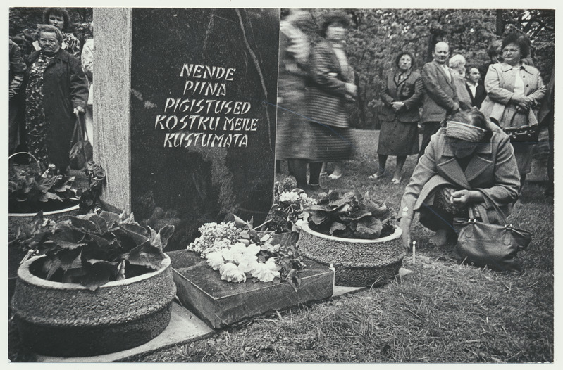 foto, Viljandi, represseeritute mälestussammas, avamine, 1991, foto E. Veliste