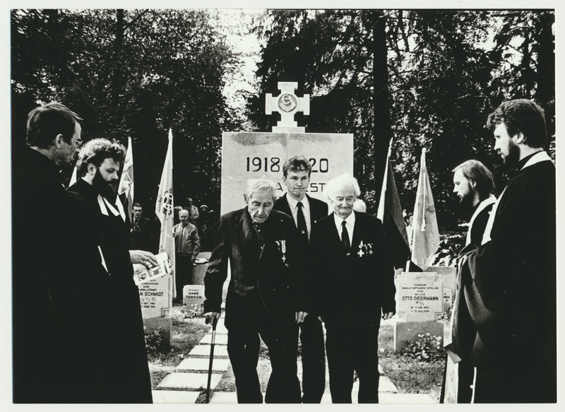 foto, Viljandi, Vabadussõjas langenute ühiskalmistu, taasavamine, 1991, foto E. Veliste