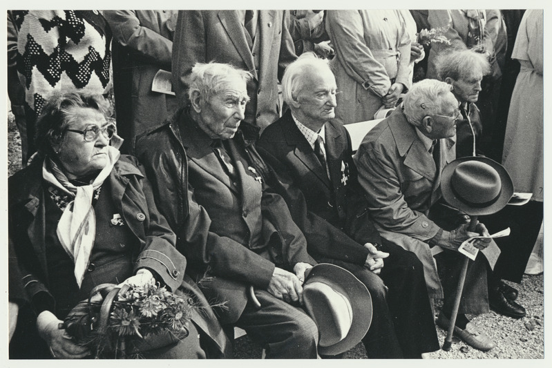 foto, Viljandi, Vabadussõjas langenute ühiskalmistu, taasavamine, veteranid, 1991, foto E. Veliste
