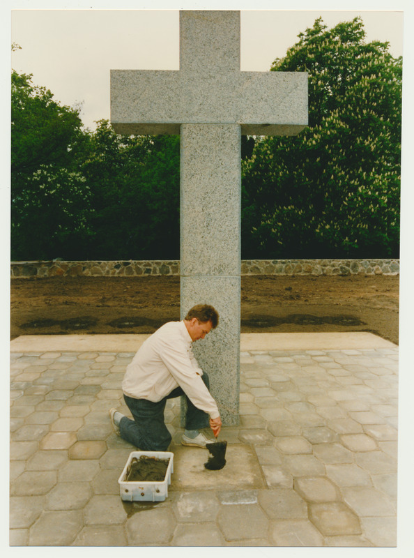 värvifoto, Viljandi Saksa sõdurite kalmistu, nurgakivi panek, J. Pihlak, 16.05.1993, foto M. Roosalu