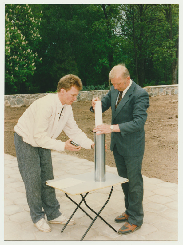 värvifoto, Viljandi Saksa sõdurite kalmistu, nurgakivi panek, J. Pihlak, L. Soo, 16.05.1993, foto M. Roosalu