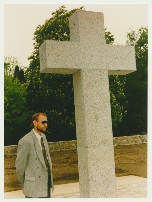 värvifoto, Viljandi Saksa sõdurite kalmistu, nurgakivi panek, H-V. Seeder, 16.05.1993, foto M. Roosalu