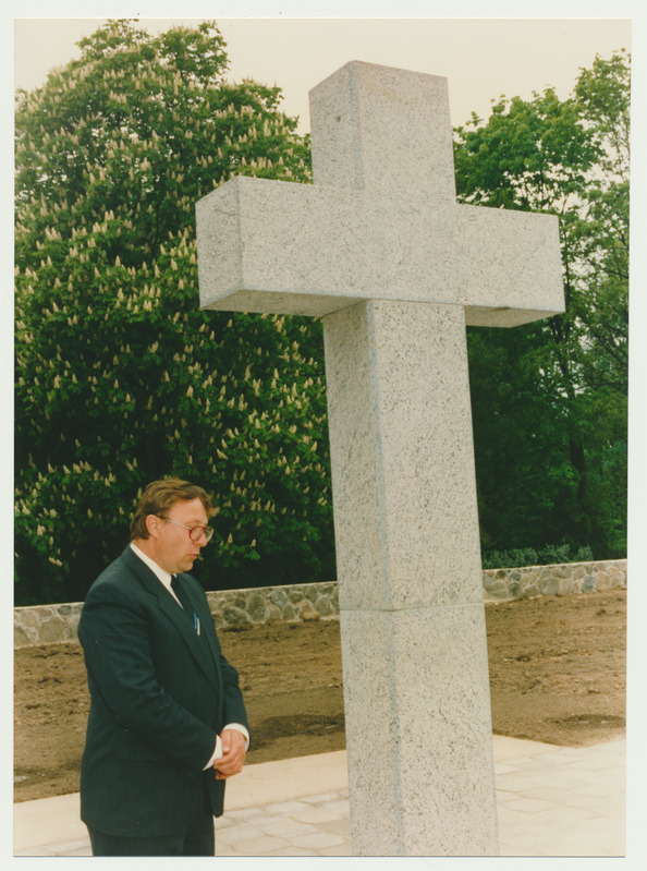 värvifoto, Viljandi Saksa sõdurite kalmistu, nurgakivi panek, R. Triisa, 16.05.1993, foto M. Roosalu