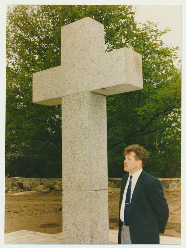 värvifoto, Viljandi Saksa sõdurite kalmistu, nurgakivi panek, H. Raudla, 16.05.1993, foto M. Roosalu