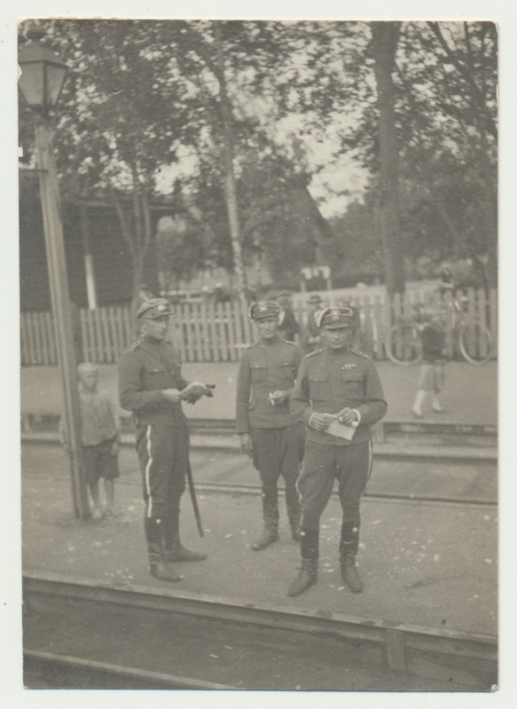 foto, Jõgeva raudteejaam, 3 sõjaväelast, 12.08.1930