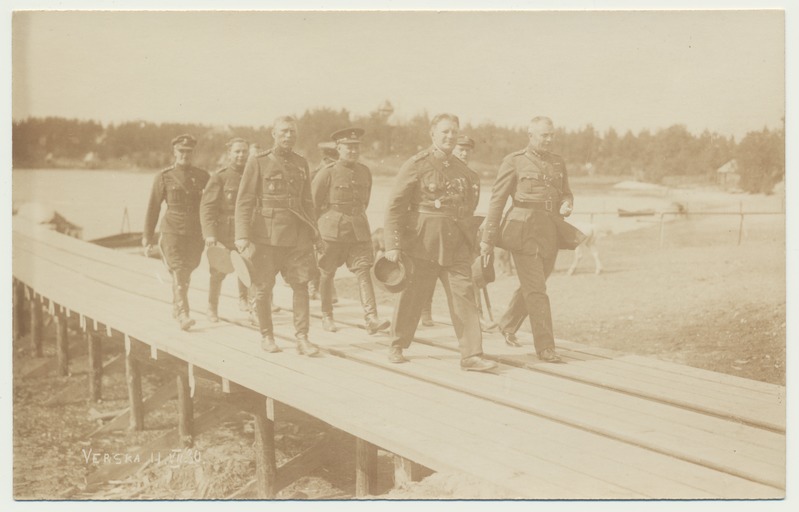foto, Värska sõjaväelaager, grupp sõjaväelasi sillal, 11.07.1930