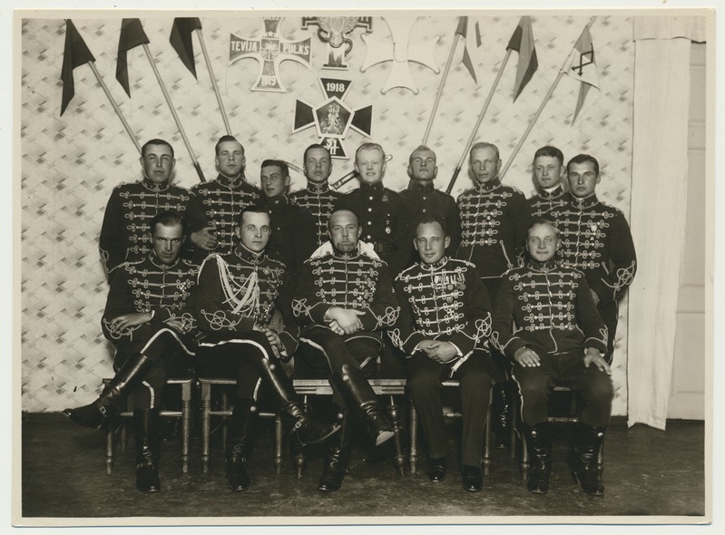 foto, Tartu, grupp ratsaväelasi, esimeses reas keskel ratsarügemendi ülem, 1932, foto P. Grüneb