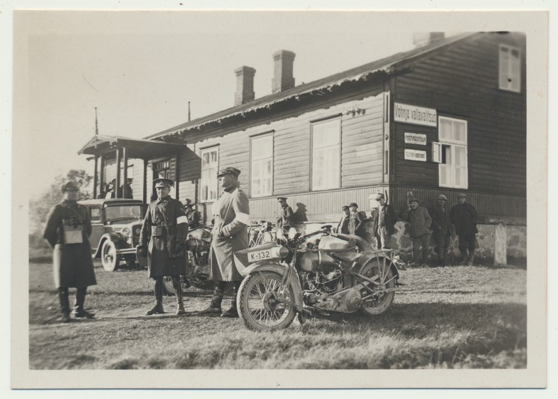 foto, Vohnja vallavalitsuse hoone, sõjaväelased, mootorratas, 1931