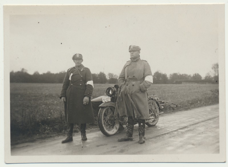 foto, 2 sõjaväelast, vasakul M. Bergmann, mootorratas, 1932