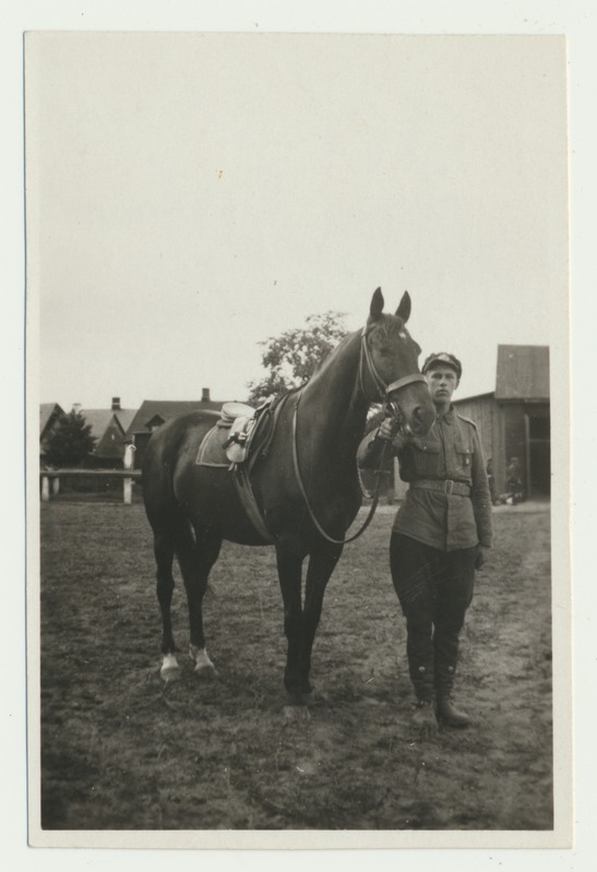foto, sõjaväe käskjalg Juhanson hobusega, 1932