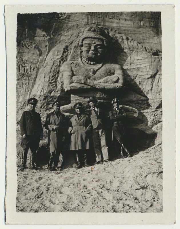 foto, Petseri, hobuste ostu komisjon Buddha kuju juures, 1934