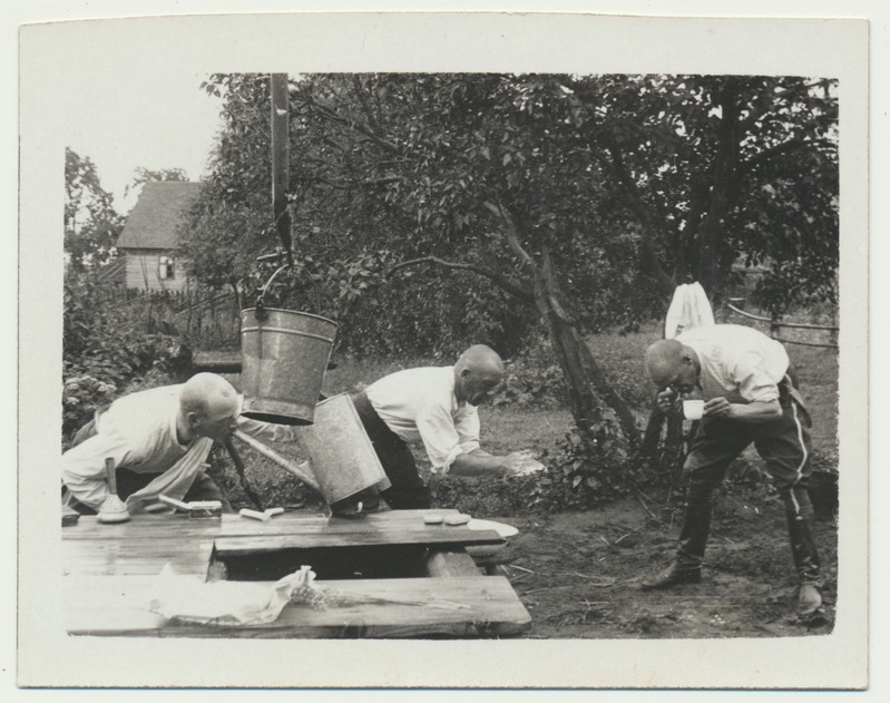 foto, asukoht?, 3 ratsaväelast kaevu juures pesemas, 1935