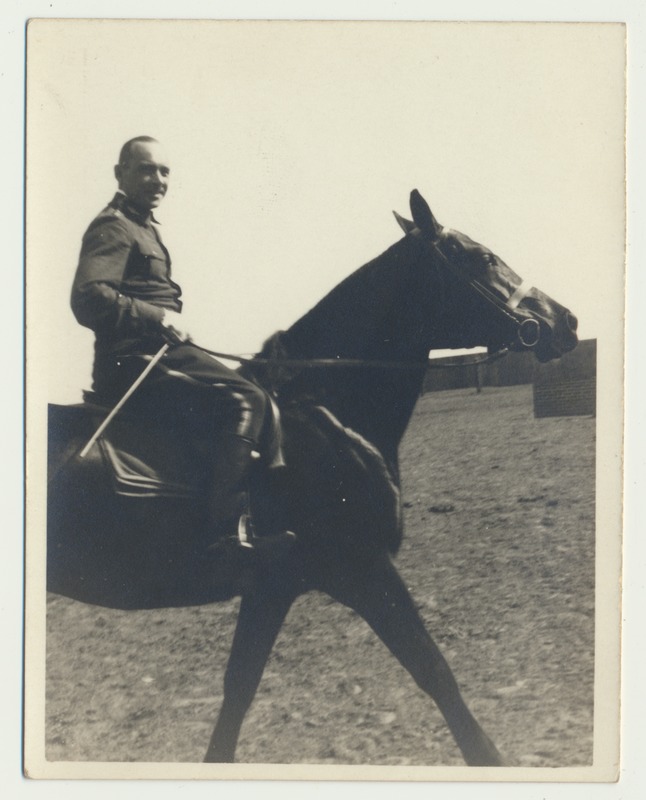 foto, kolonelleitnant M. Bergmann hobusel, 1935