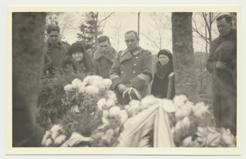 foto, kolonelleitnant M. Bergmanni äia? matus, hauaküngas, grupp, 1935
