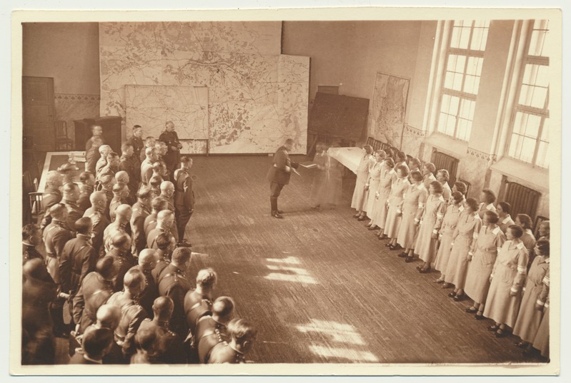 foto, Petseri, naiskodukaitsjad ja sõjaväelased saalis, 1936