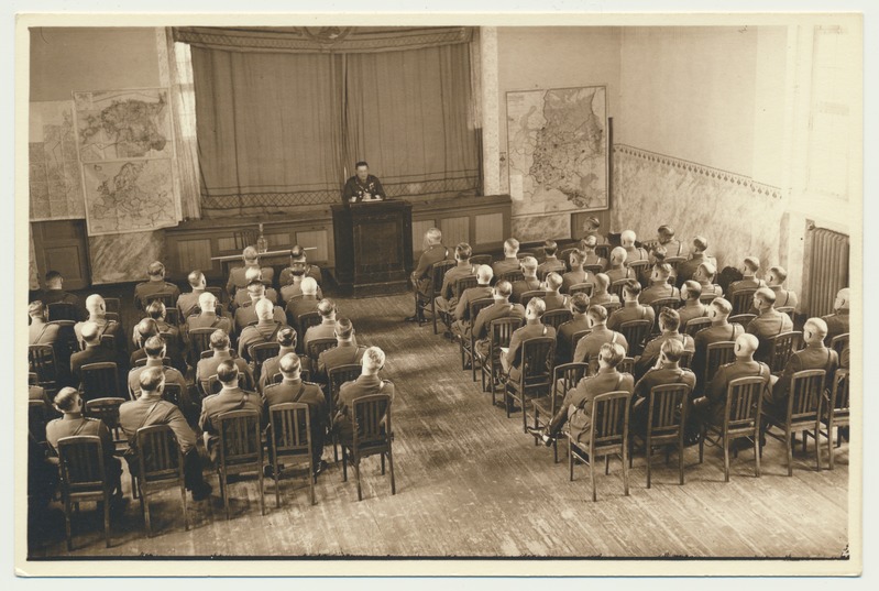 foto, Petseri, kooli saal, sõjaväelased väljasõidul, 1936