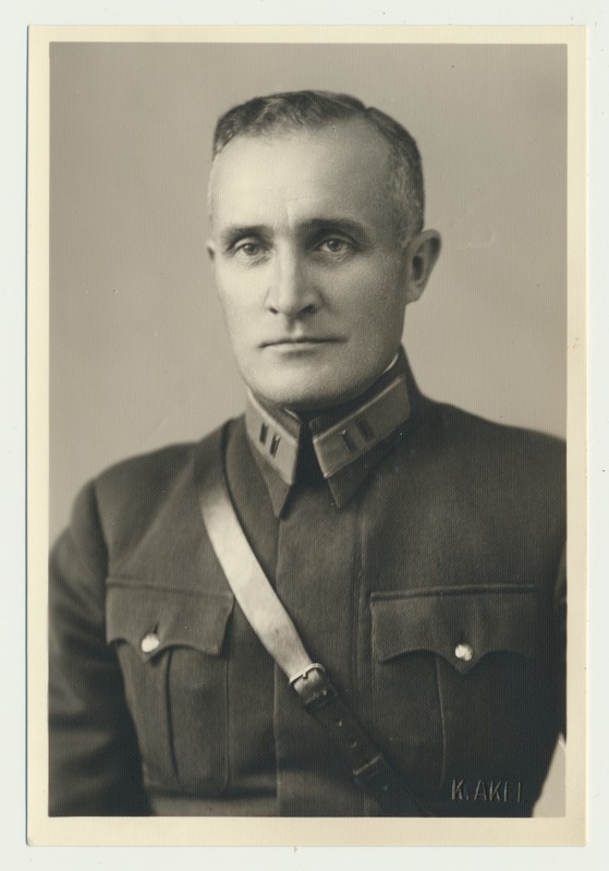 foto, major A.J. Kongas, rinnaportree, 1940, foto K. Akel