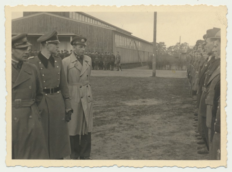 foto, Tartu?, 37. Kaitse Vahipataljon?, vasakult esimene M. Bergmann, 01.10.1941