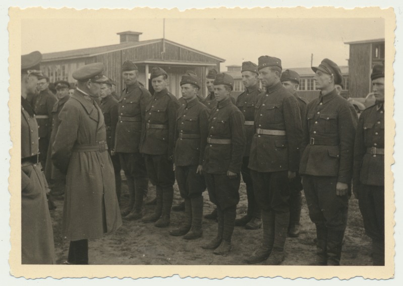 foto, Tartu?, 37. Kaitse Vahipataljon?, vasakult teine M. Bergmann, 01.10.1941