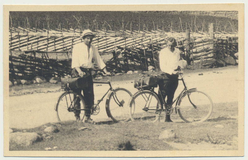 fotopostkaart, Saaremaa, 2 jalgratturit, roigasaed, u 1930, foto V. Suraš