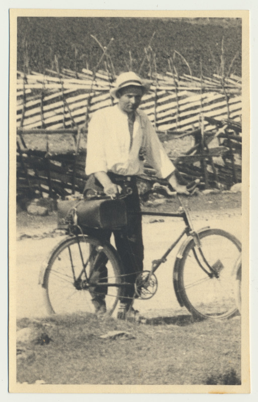 fotopostkaart, Saaremaa, 1 jalgrattur, roigasaed, u 1930, foto V. Suraš