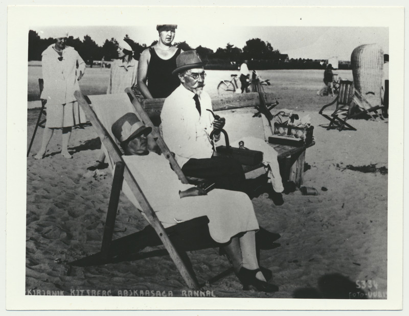 fotokoopia, August Kitzberg abikaasaga Pärnu rannas, 1927
