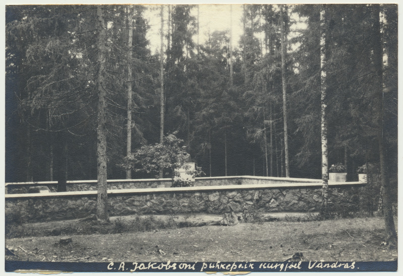 fotopostkaart, C.R. Jakobsoni hauamonument, eemalt, u 1930