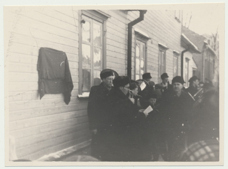 foto, Viljandi, Jakobsoni tn 22, Sakala toimetuse maja 1880-1882, mälestustahvli avamine, 1957, foto H. Moora