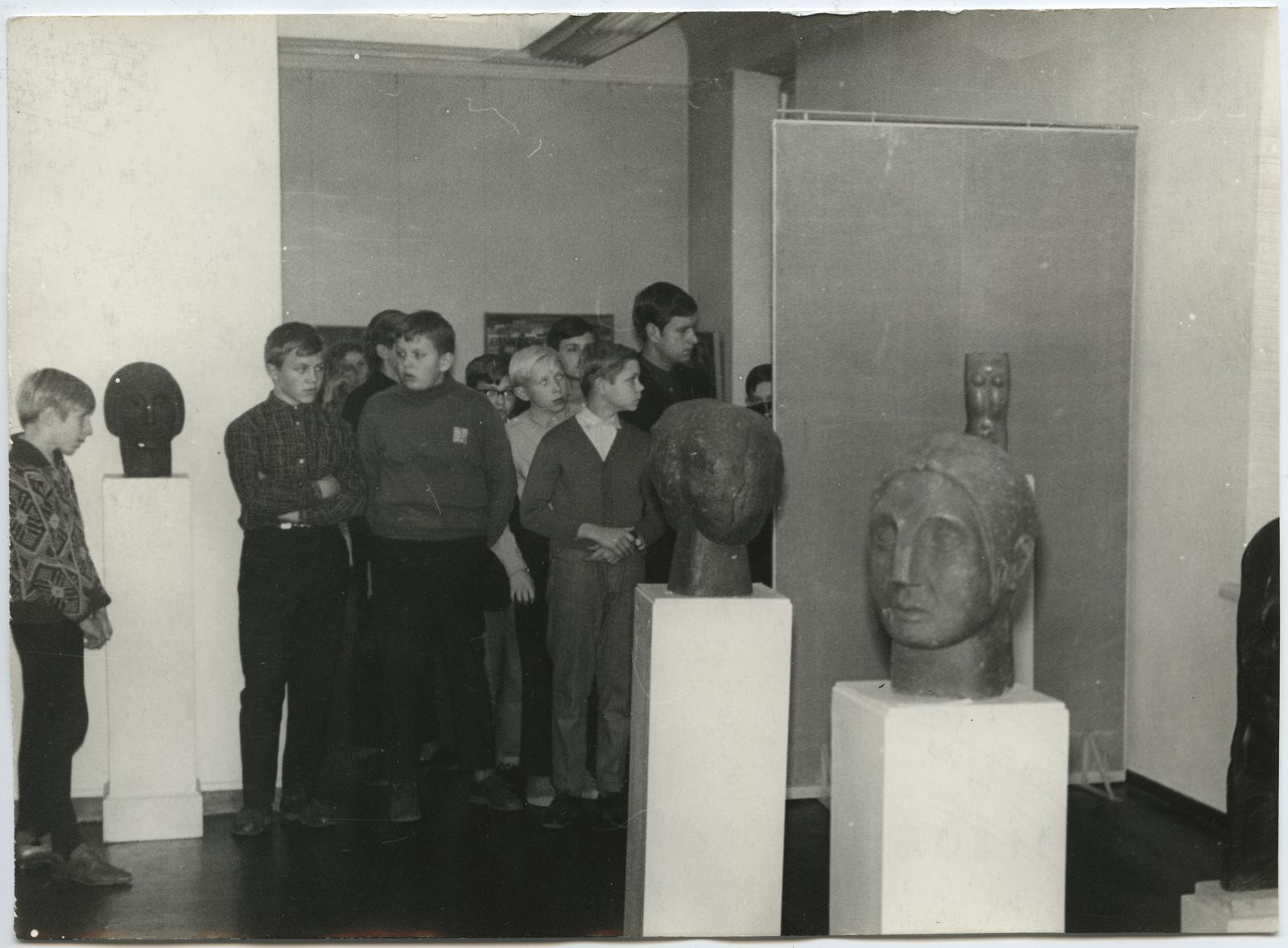 Ekskursioon Järve Keskkoolist Armeenia kunstnike grupinäitusel 18. septembril 1970
