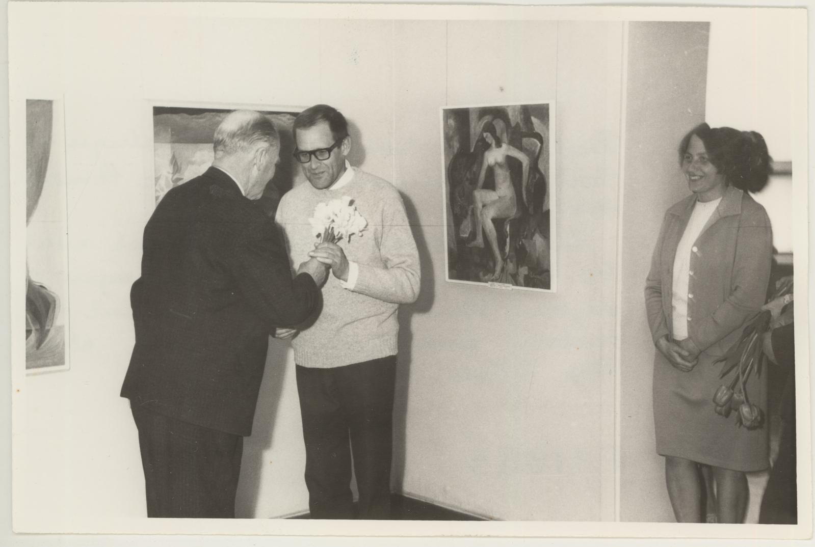 Tartu kunstinäituse avamine 14.05.1971. Rudolf Tamm Jõgevalt annab kimbu oma aia lilli näituse kujundajale Ilmar Malinile.