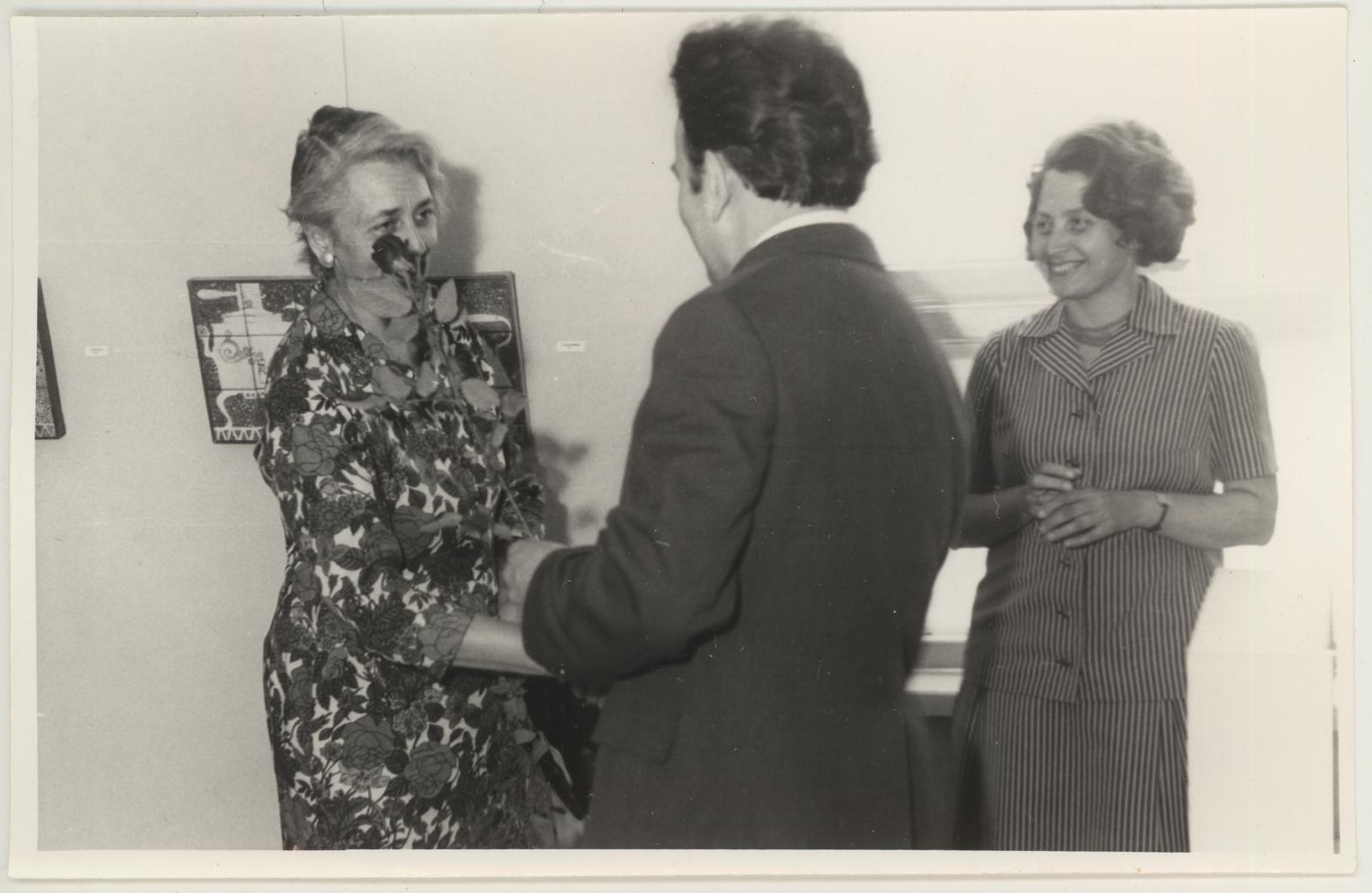 Helene Kuma keraamikanäituse avamine 21.05.1971. ENSV Kunstnike Liidu Tartu osakonna esimees Efraim Allsalu õnnitleb Helene Kuma.