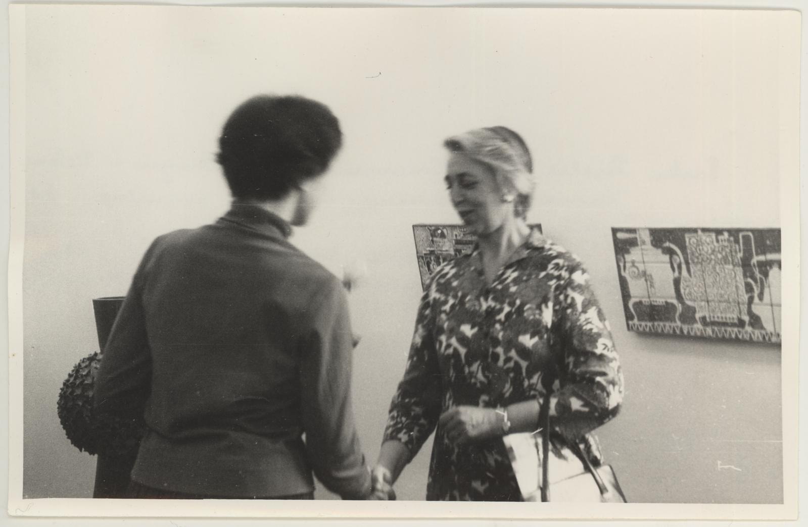 Helene Kuma keraamikanäituse avamine 21.05.1971. Vanem teaduslik töötaja Maire Toom õnnitleb muuseumi nimel Helene Kuma.