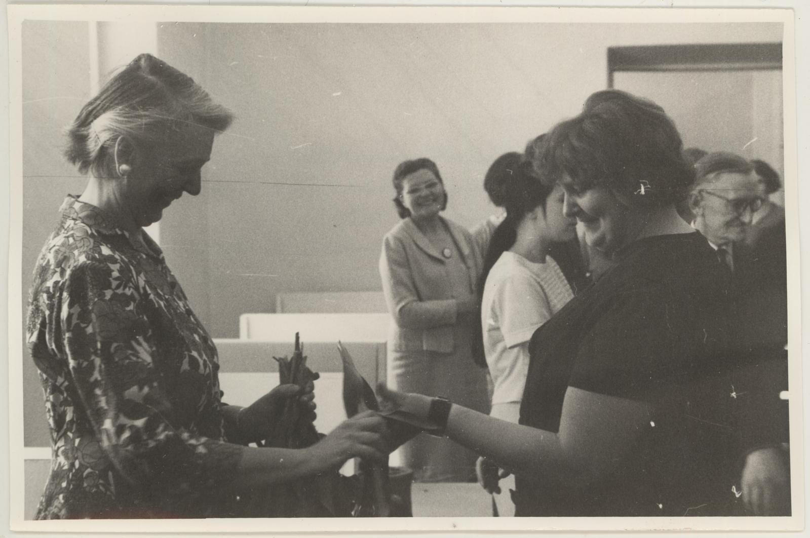 Helene Kuma keraamikanäituse avamine 21.05.1971. Eha Raend õnnitleb Helene Kuma Tartu tarbekunstnike nimel.