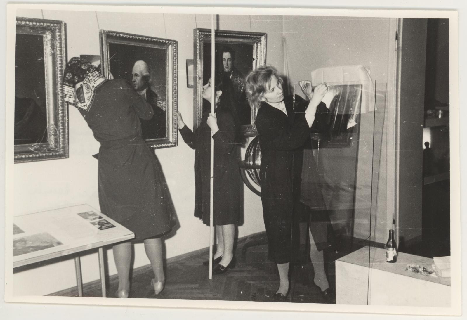 Näituse "Ennistatud kultuuriväärtused" ettevalmistamine 12.11.1971. Ees paremal - Krista Piirimäe, tema kõrval Epp Eltermann ja Mari Pill